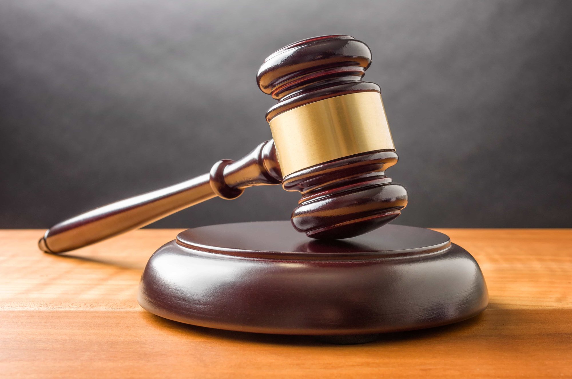 Icono de martillo de madera de la justicia