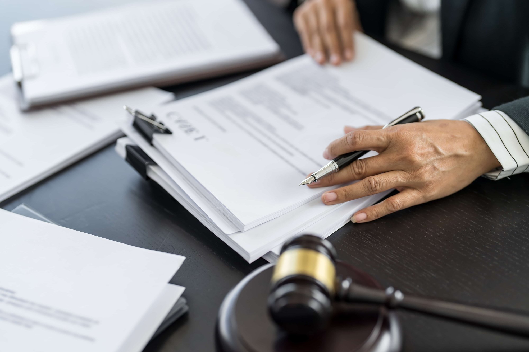 abogado revisando documentos legales