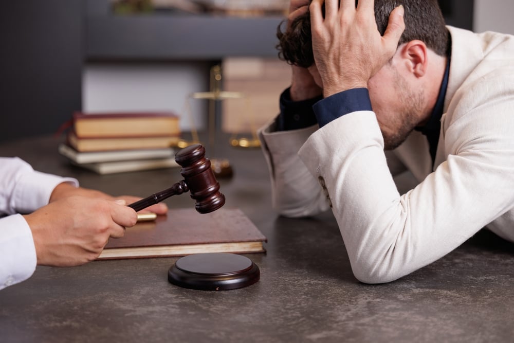 Hombre reunido con abogado preocupado