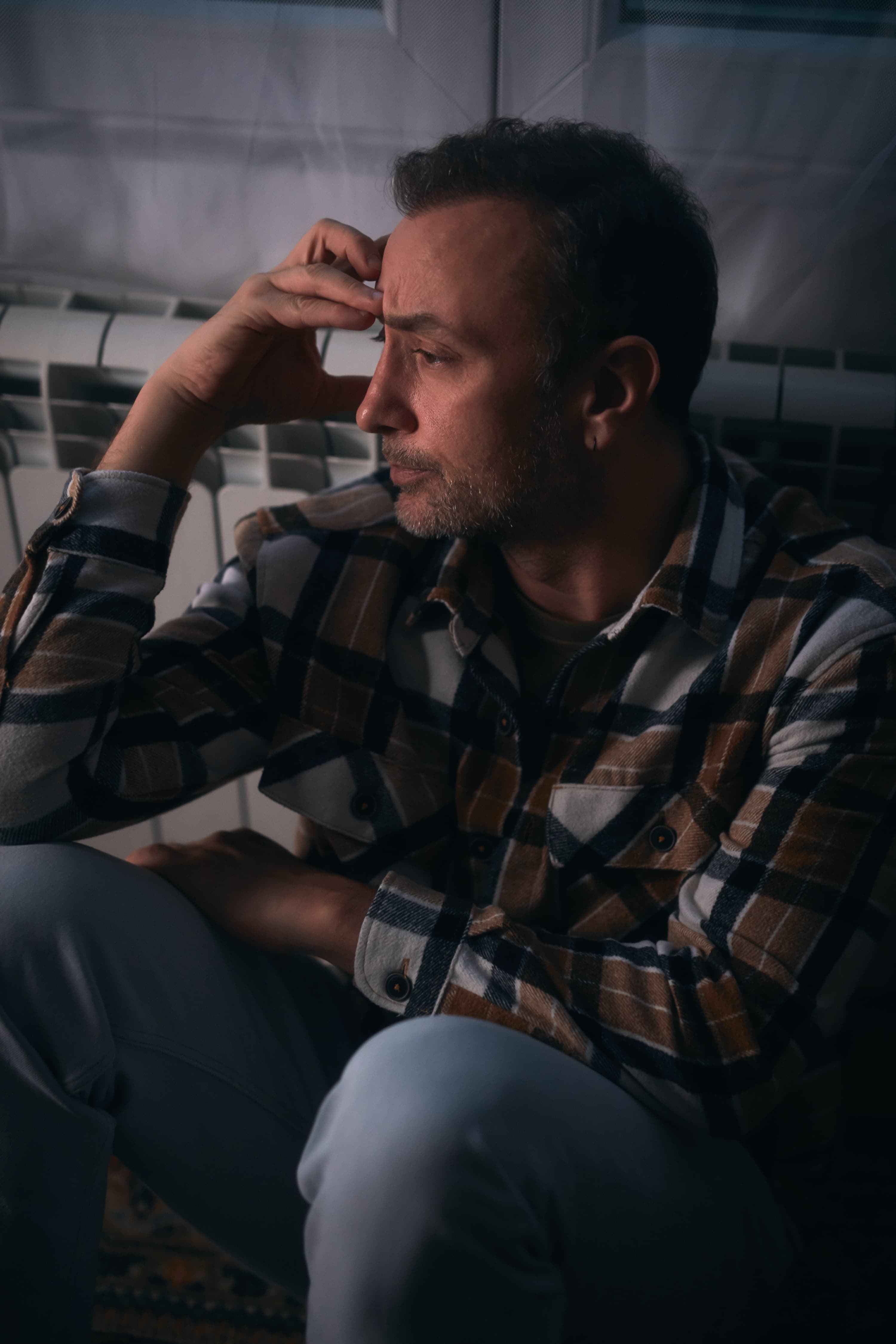 hombre preocupado sentado en el suelo